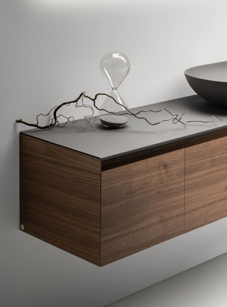 Mobile bagno sospeso MA Elements Falper in legno caldo con top grigio, design minimale per progetti.